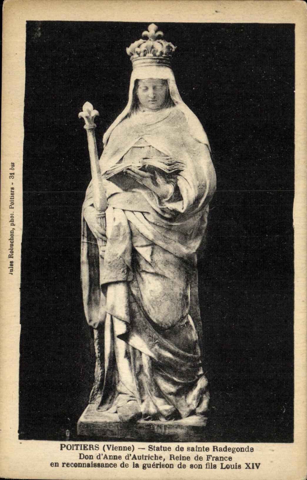 CPA Poitiers Statue de Sainte Radegonde Don d Anne d Autriche Reine de France en reconnaissance de la guerison 