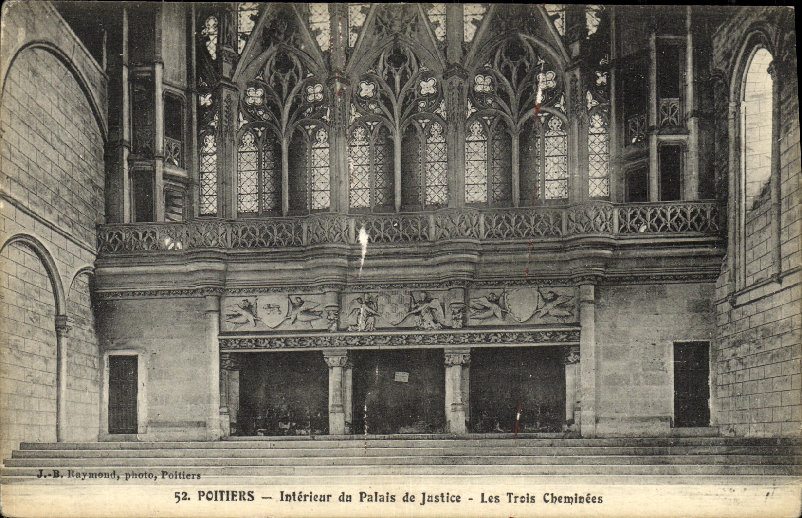 CPA Poitiers Interieur du Palais de Justice Les Trois Cheminees