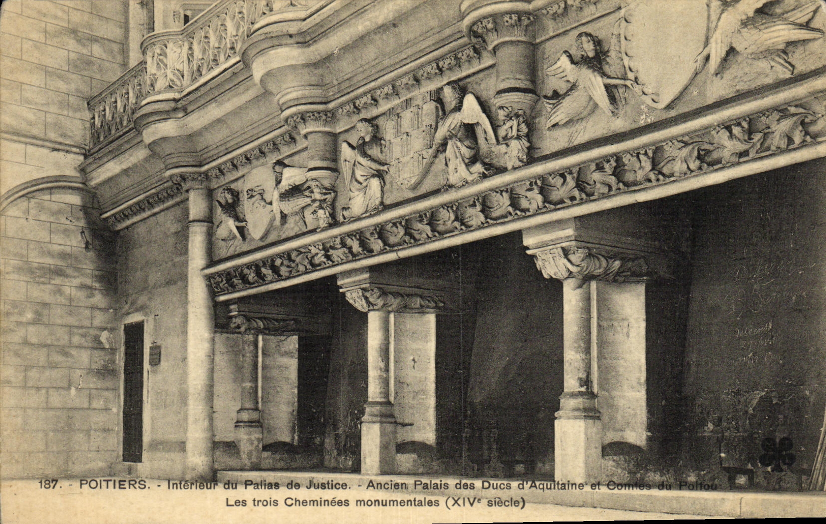 Poitiers — Intérieur du Palais de Justice — Ancien Palais des Ducs d'Aquitaine et Comtes du Poitou — Les trois Cheminées monumentales (XIVe siècle)