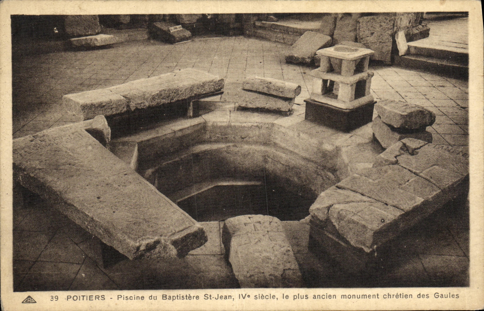 Poitiers - Schwimmbecken des Baptisteriums St. Johannes, 4. Jahrhundert, das älteste christliche Monument der Gallien