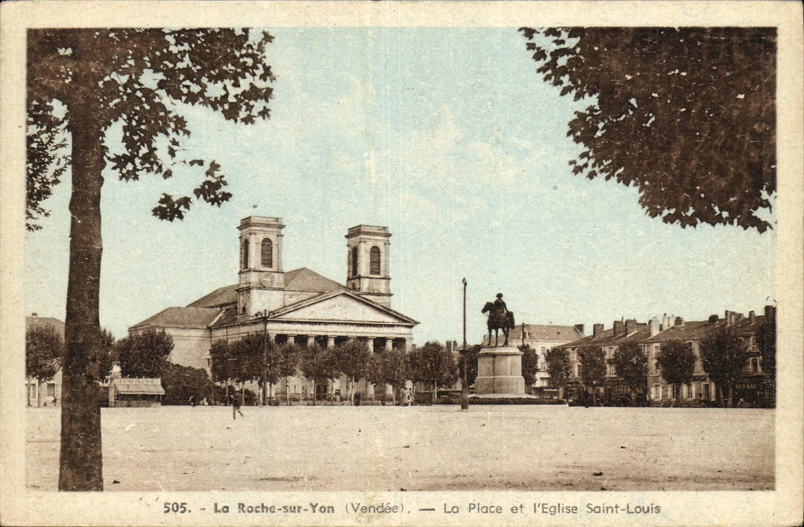CPA La Roche Sur Yon La Place et l Eglise Saint Louis