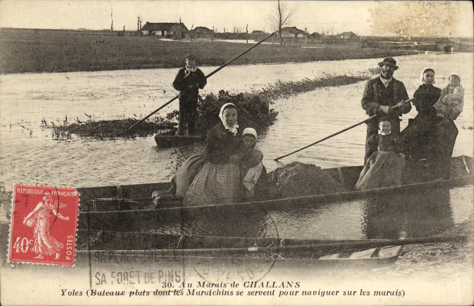 CPA Au Marais de Challans Yoles Bateaux plats dont les Maraichins se servent pour naviguer sur les marais TOP
