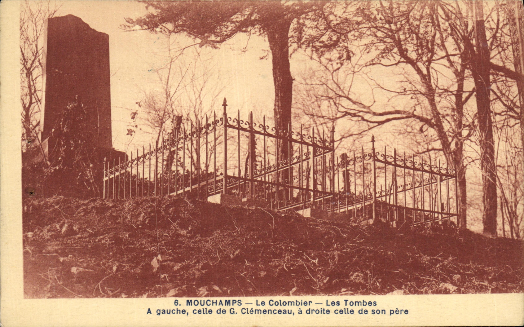 CPA Mouchamps Le Colombier Les Tombes A Gauche Celle de G Clemenceau a droite celle de son pere