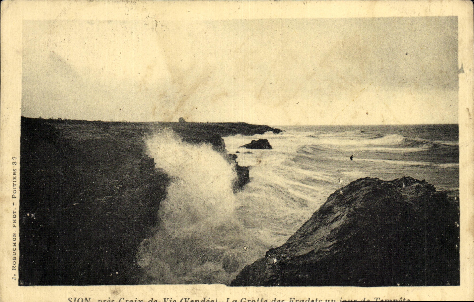 Sion près Croix-de-Vie (Vendée) — La Grotte des Fradets un jour de Tempête — J. Robuchon Phot. Poitiers 37