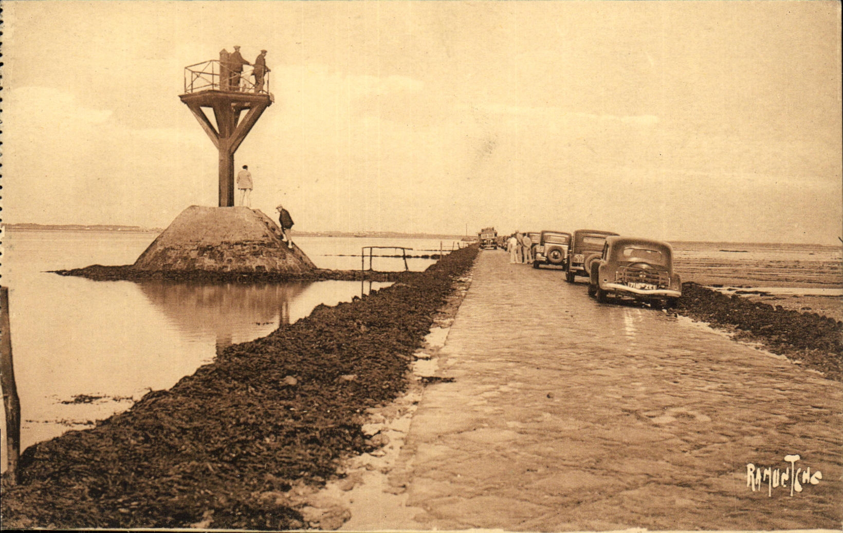 La Passe du Gois — reliant à mer basse — L'Île de Noirmoutier à Beauvoir — Éditions Artistiques Raymond Bergevin