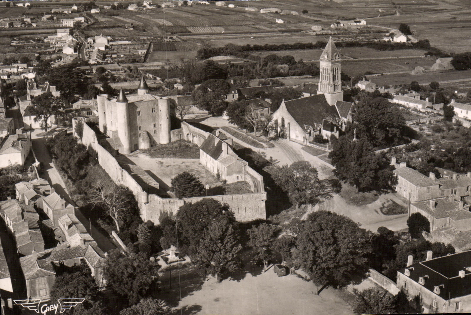 CPSM Ile Noirmoutler vue aerienne du Chateau et de L Eglise