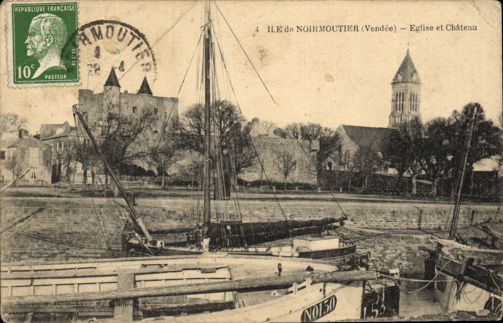 CPA Ile de Noirmoutier Eglise et Chateau Bateau 