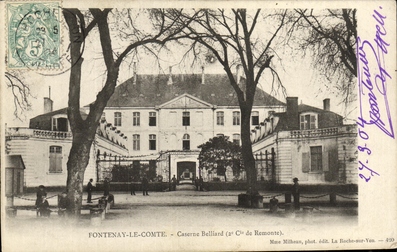 Fontenay-le-Comte — Caserne Belliard (2e Cie de Remonte) — Mme Milheau, phot. édit. La Roche-sur-Yon — n° 420