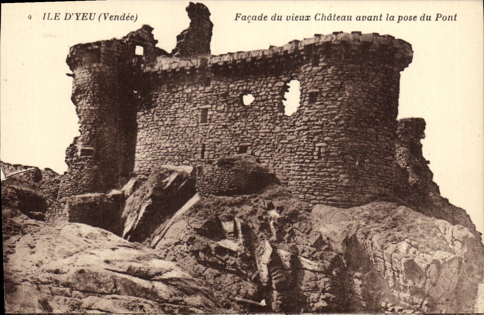 CPA Ile D Yeu Facade du vieux Chateau avant la Pose du Pont