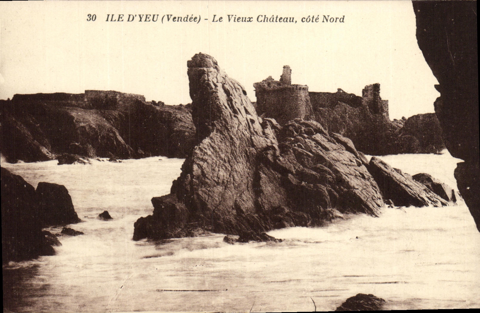 CPA Ile D Yeu Facade du vieux Chateau cote Nord