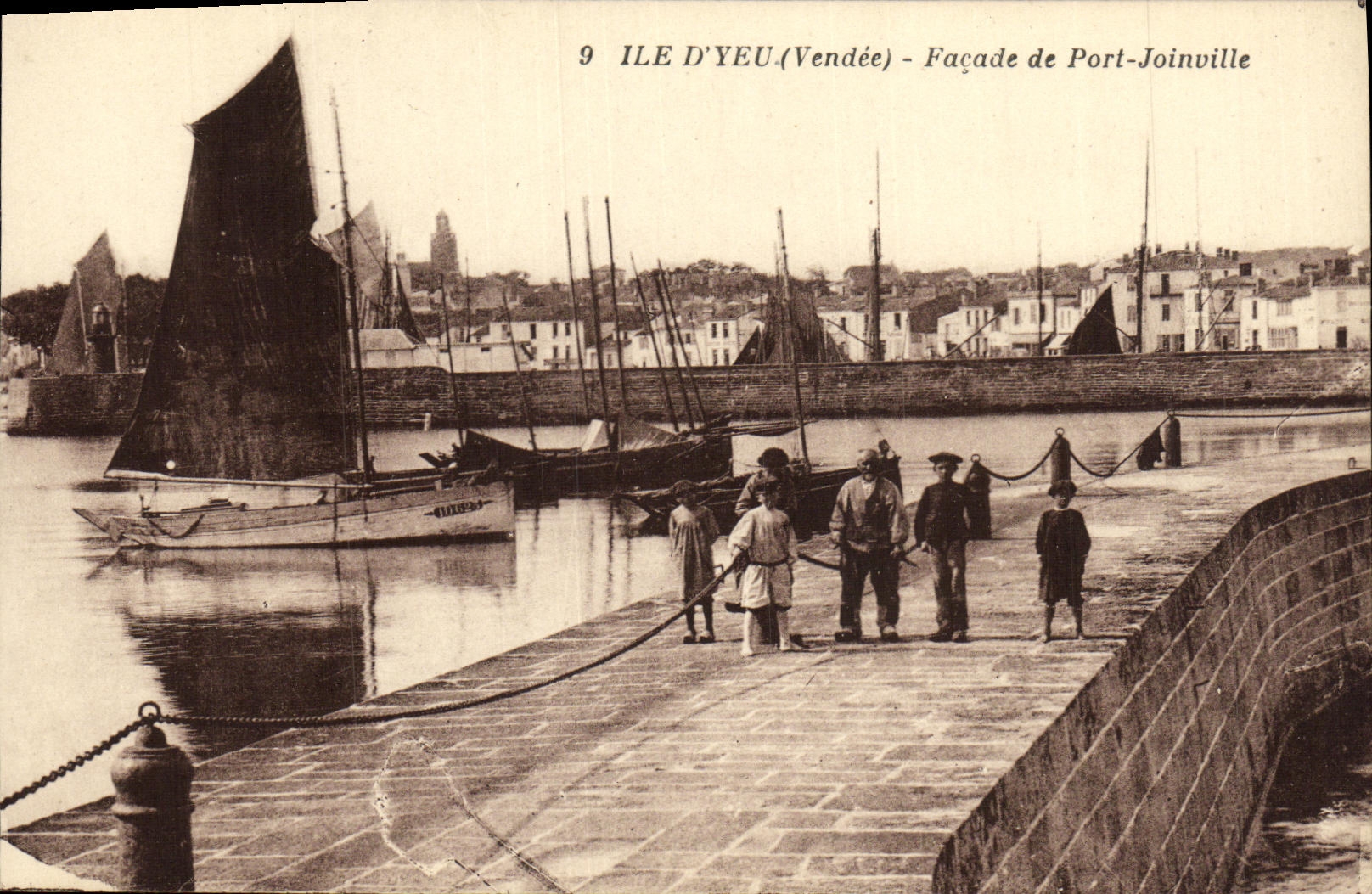 CPA Ile D Yeu facade de Port Joinville Bateaux 