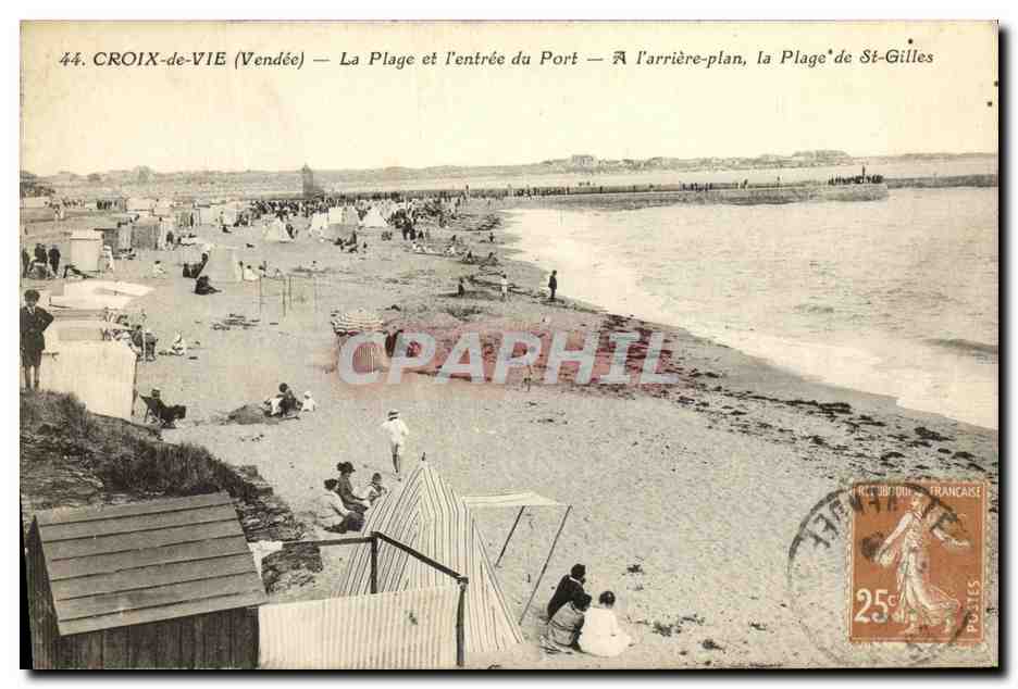 CPA Croix De Vie La Plage et l entree du Port L arriere plan la Plage de St Gilles