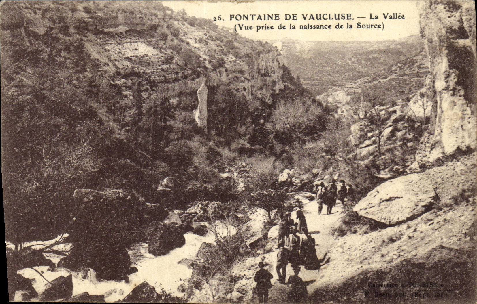 Fontaine de Vaucluse — La Vallée (Vue prise de la naissance de la Source) — Collection Touriste