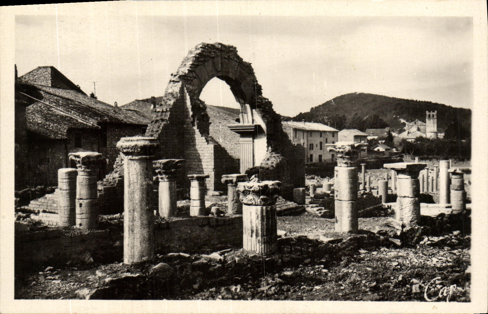 Vaison-la-Romaine — Colonnade et Arc — éditeur C.A.P. n° 418