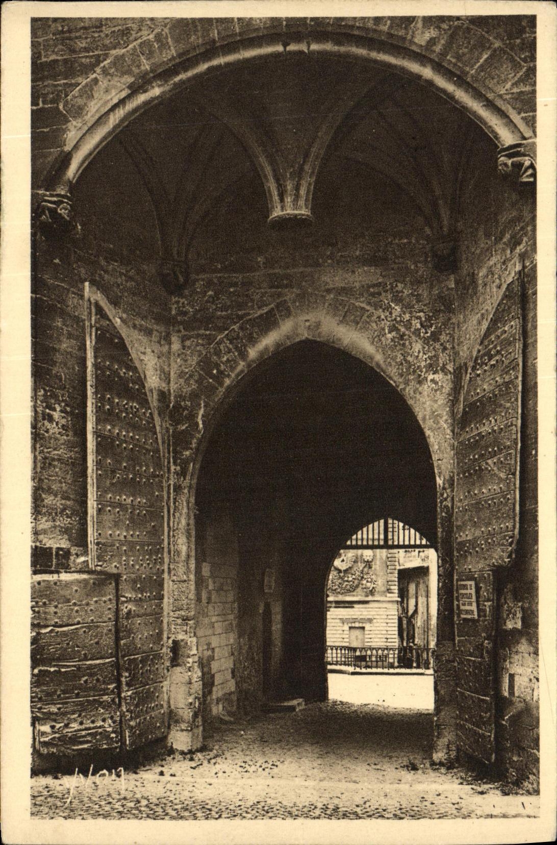 CPA Avignon palais des Papes Porte d entree vue de la cour interieure