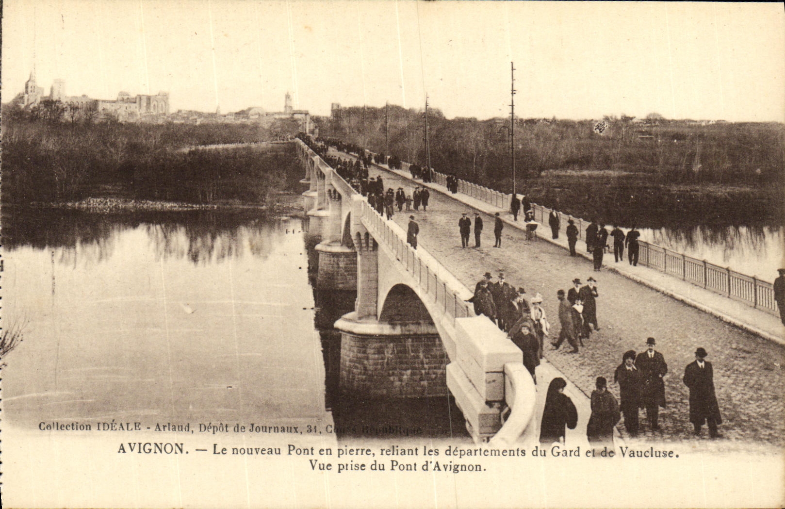 CPA Avignon Le nouveau pont en pierre reliant les departements du Gard et du Vaucluse Vue prise du pont D avignon 