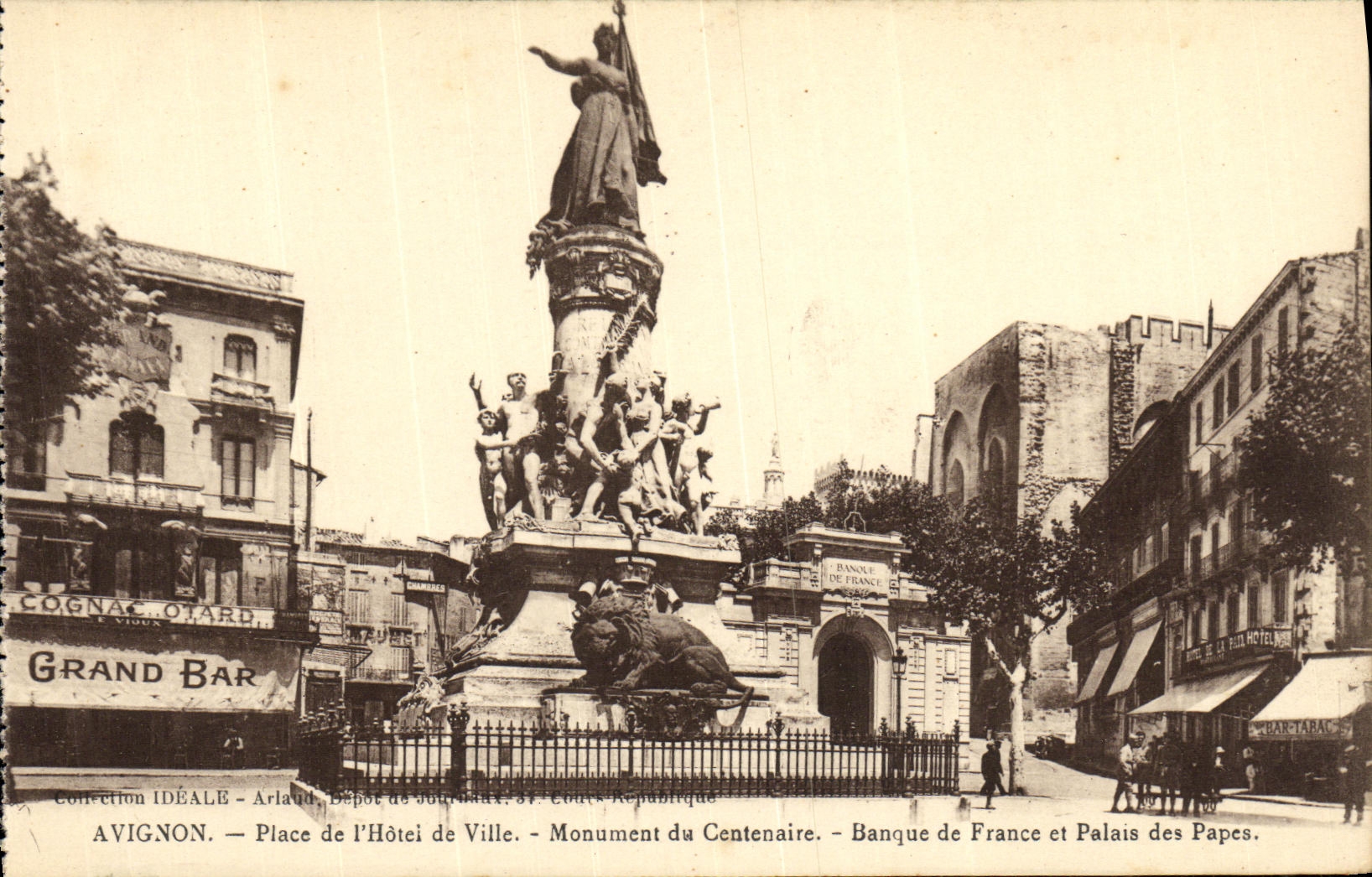 CPA Avignon Place de L Hotel de Ville Monument du Centenaire Banque de France et palais des papes Lion 