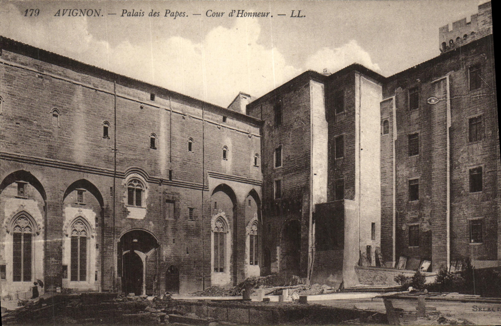 CPA Avignon Palais des Papes Cour d Honneur