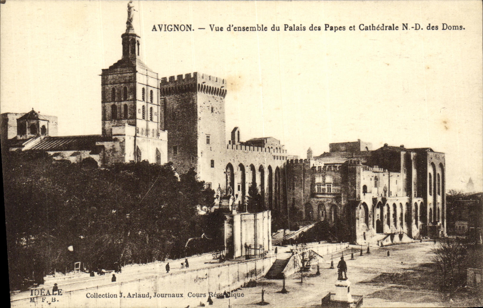 CPA Avignon Vue d ensemble du Papes et Cathedrale ND des Doms