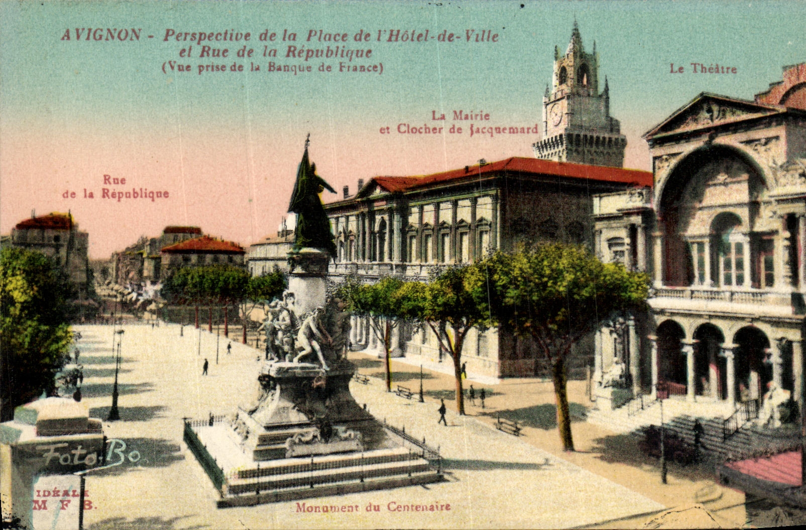 CPA Avignon Perspective de la Place de L Hotel de Ville et rue de la Republique