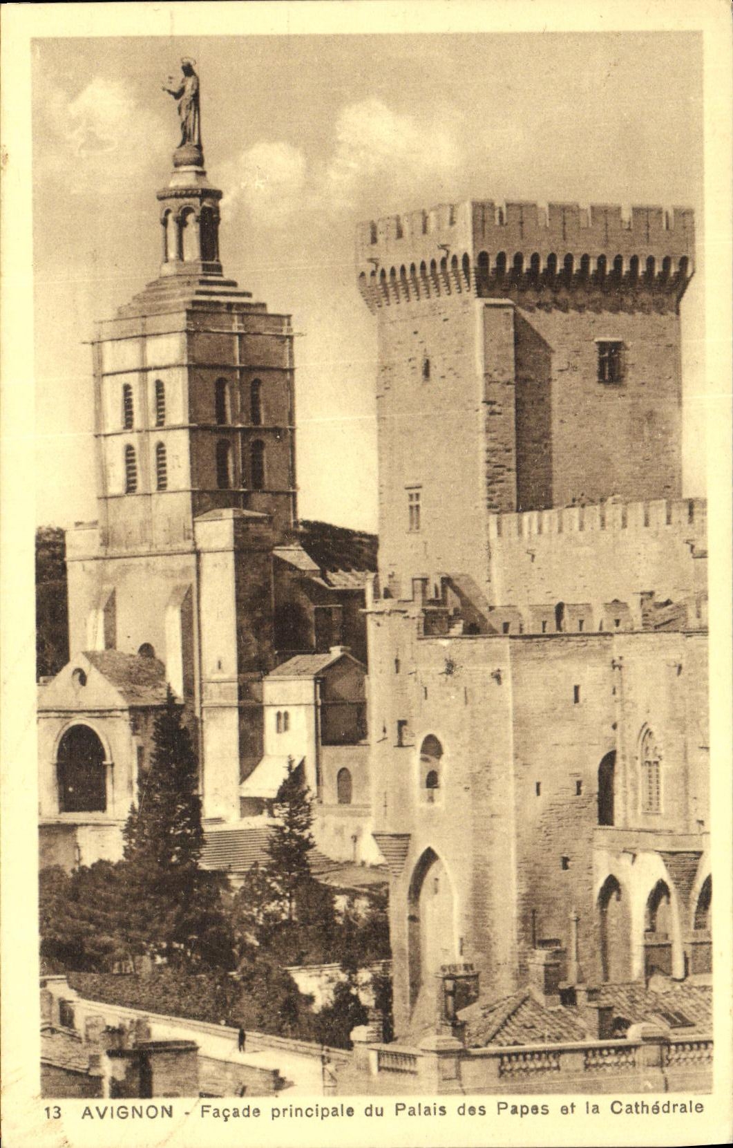CPA Avignon Facade Principaie du Palais des Papes et la cathedrale