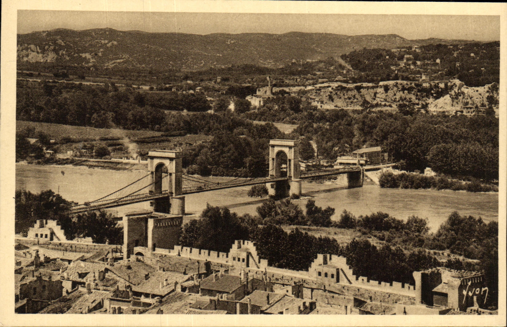 CPA Avignon Vue Generale sur le Pont suspendu et les Coteaux de Villeneuve