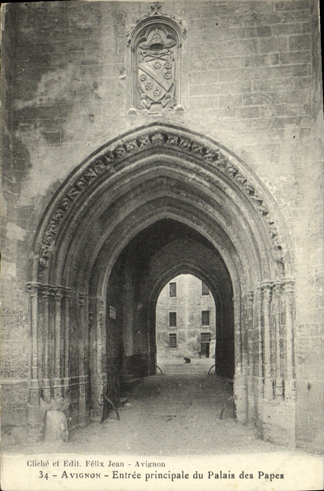CPA Avignon Entree Principale du Palais des Papes 