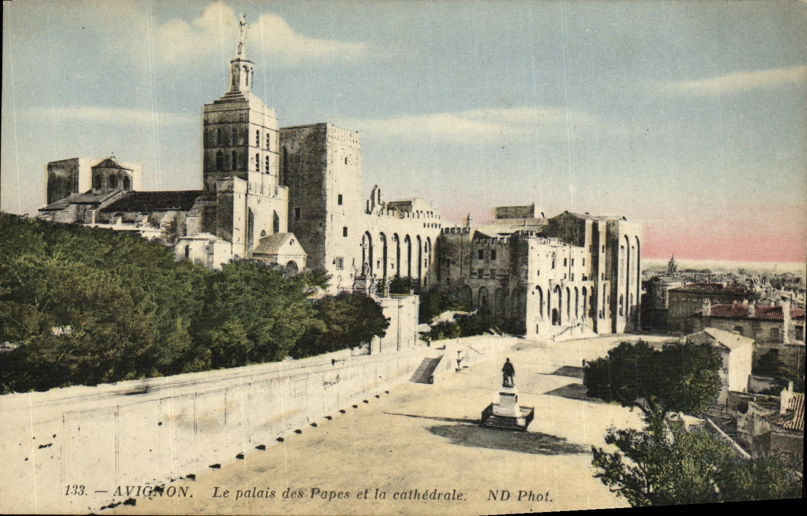 CPA Avignon La Palais des Papes et La Cathedrale