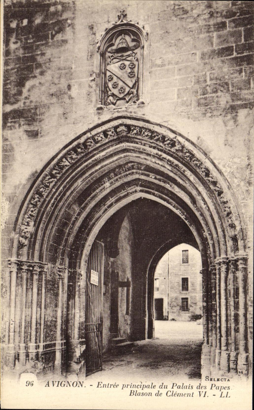 CPA Avignon Entree Principale Du Palais des Papes Blason de Clement VI