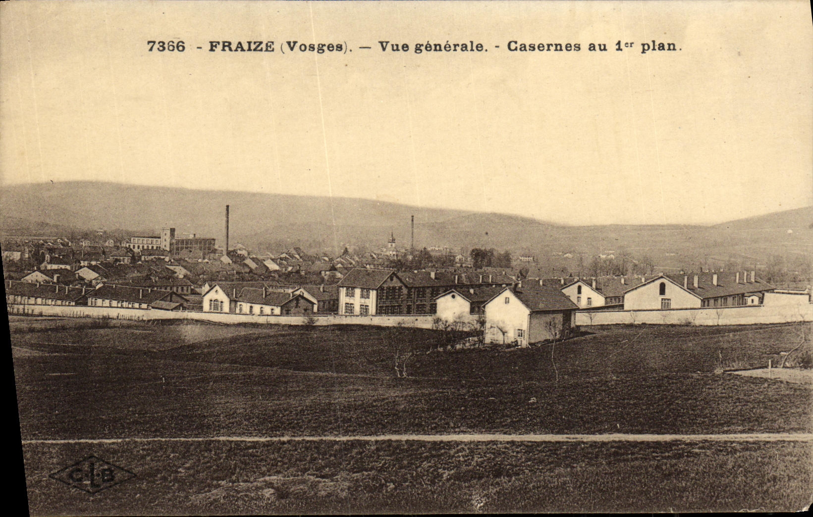 CPA Fraize Vue Generale Casernes au 1er plan Militaira 