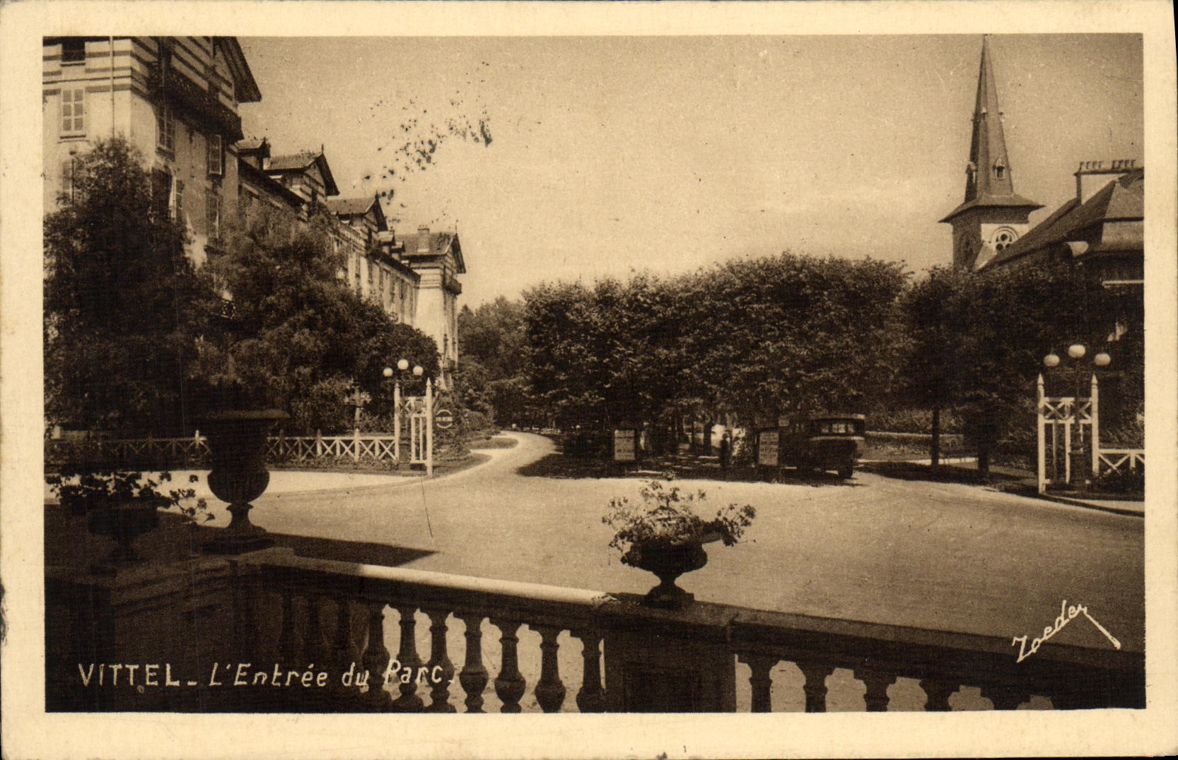 CPA Vittel L Entree Du Parc 