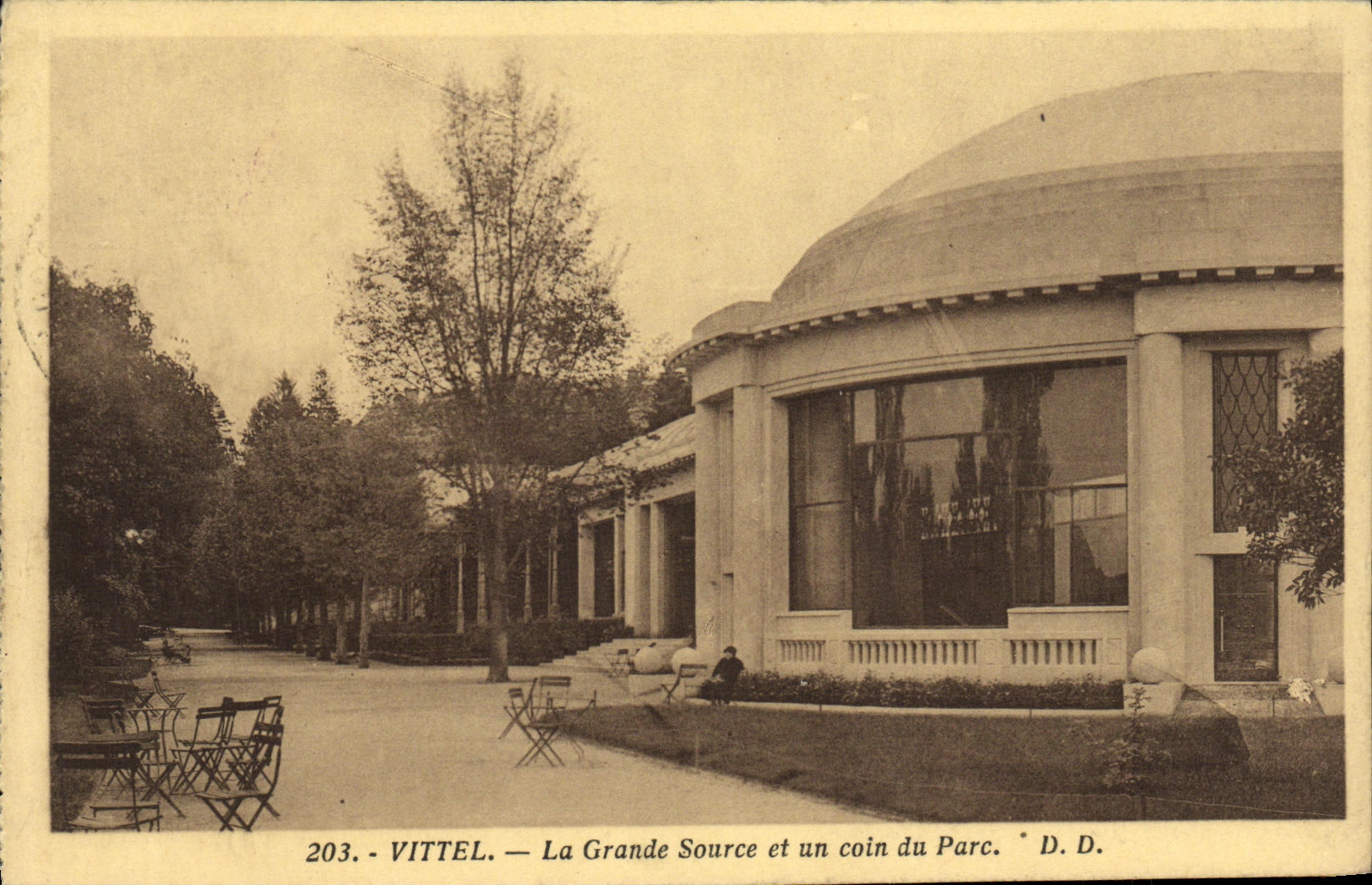 CPA Vittel La Grande Source Et Un Coin Du Parc 