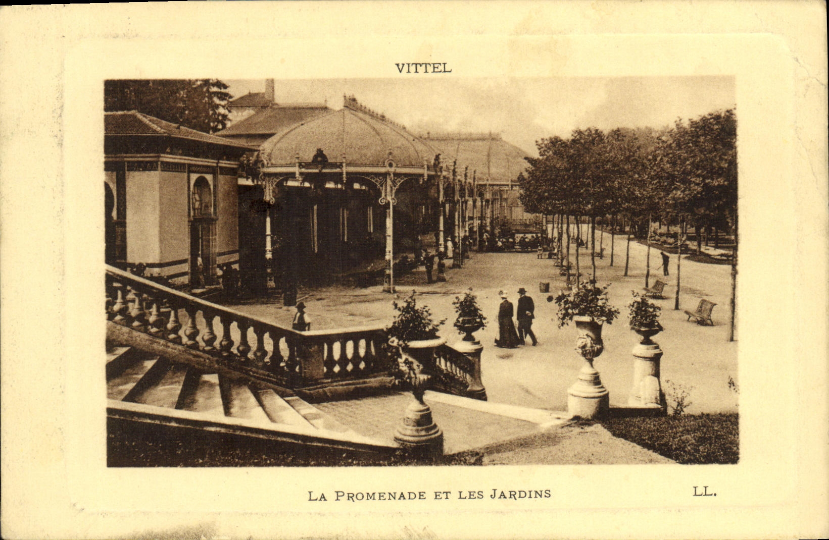 CPA Vittel La Promenade Et Les Jardins 