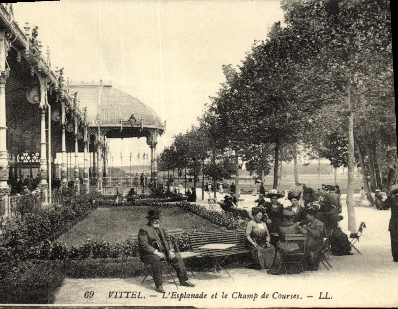 CPA Vittel L Esplande Et Le Champ de Courses 