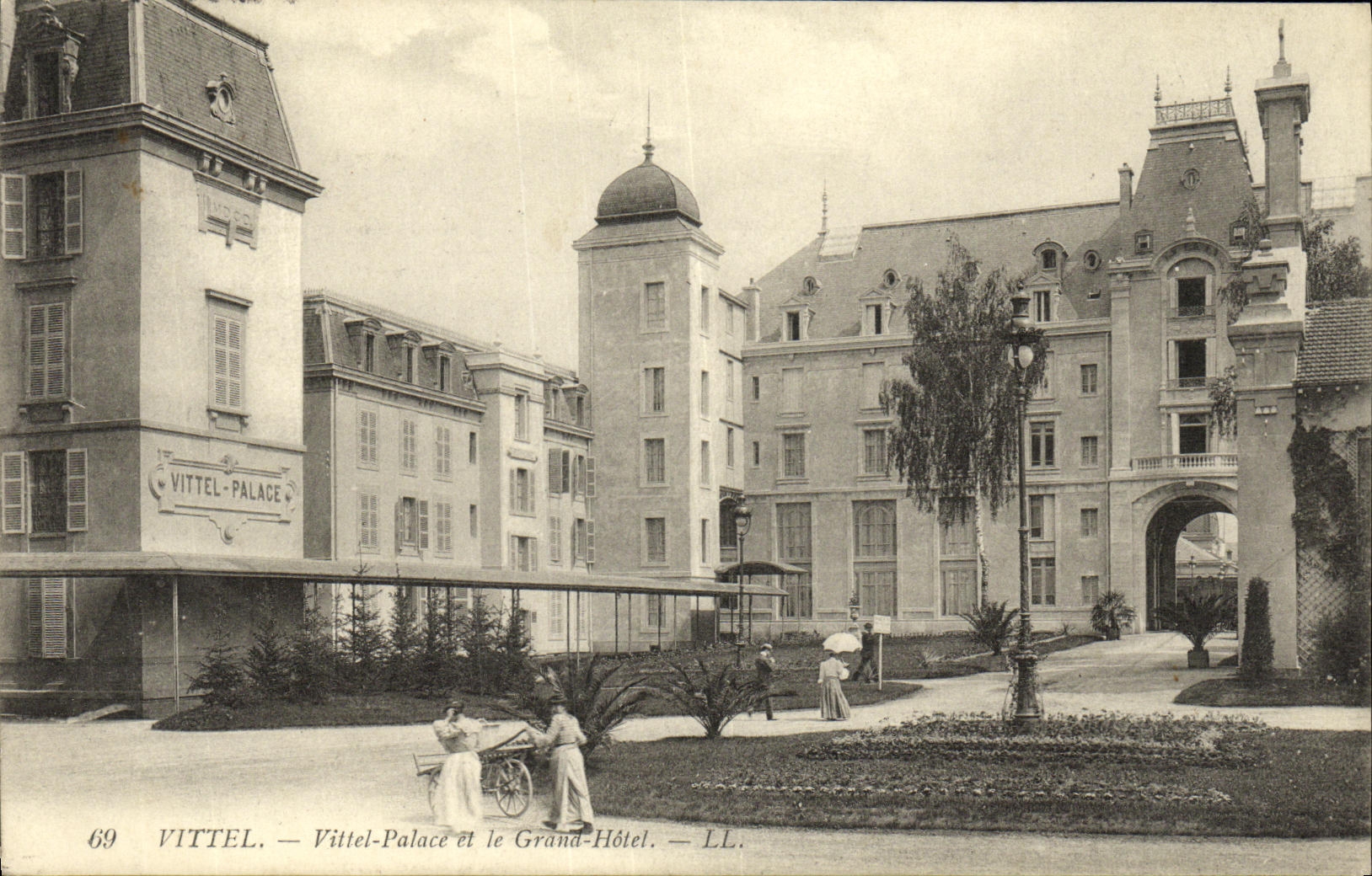 CPA Vittel Vittel Source Et Le Grand Hotel 