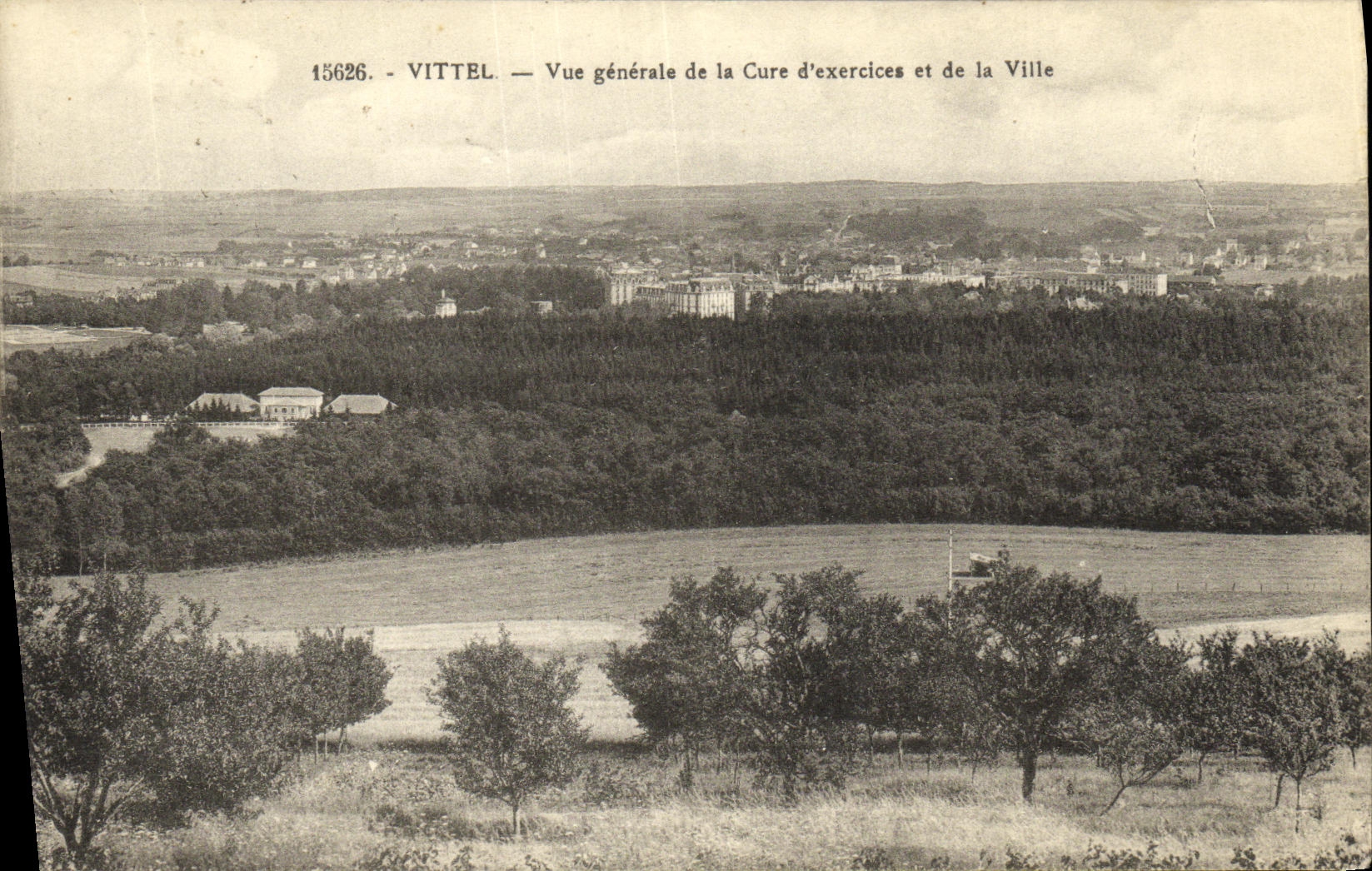 CPA Vittel Vue Generale de la Cure d Exercices et de la Ville 