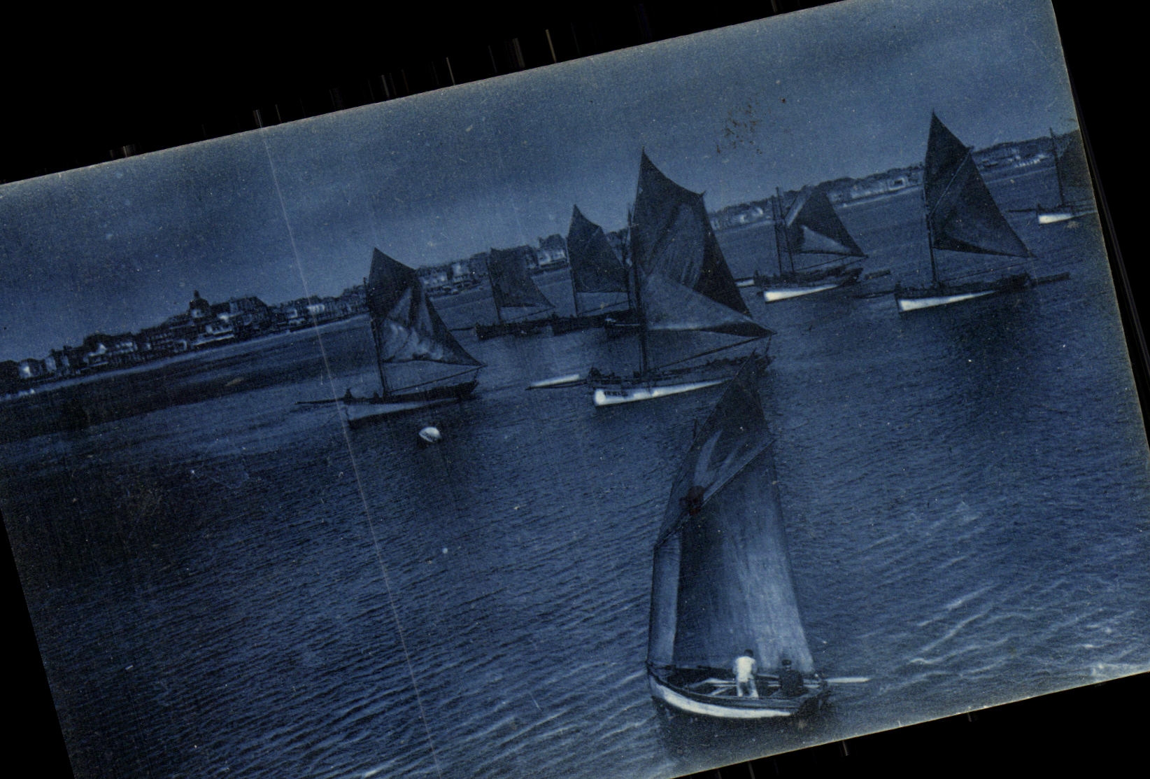 Les Sables-d'Olonne — Barques attendant le flux à l'Entrée du Port — Éditions Artistiques R. Bergevin, La Rochelle