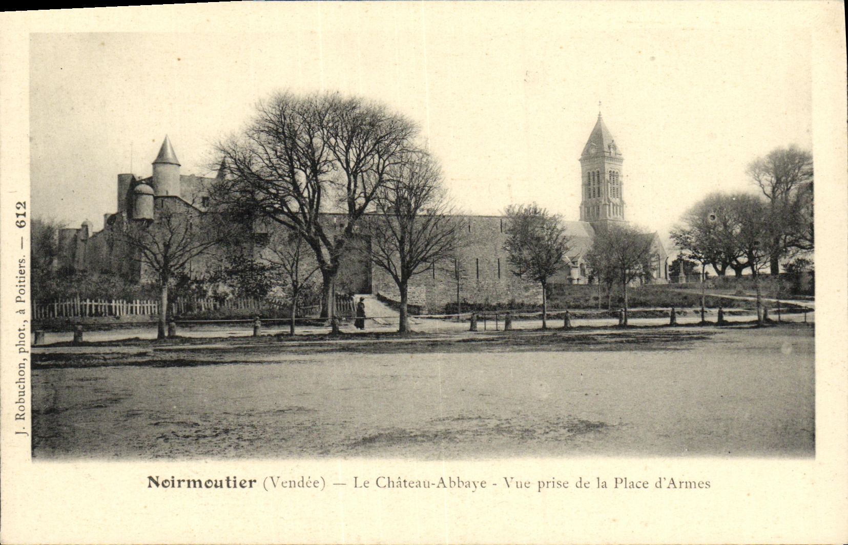 Noirmoutier (Vendée) — Le Château-Abbaye — Vue prise de la Place d'Armes — J. Robuchon, phot. à Poitiers — n° 612