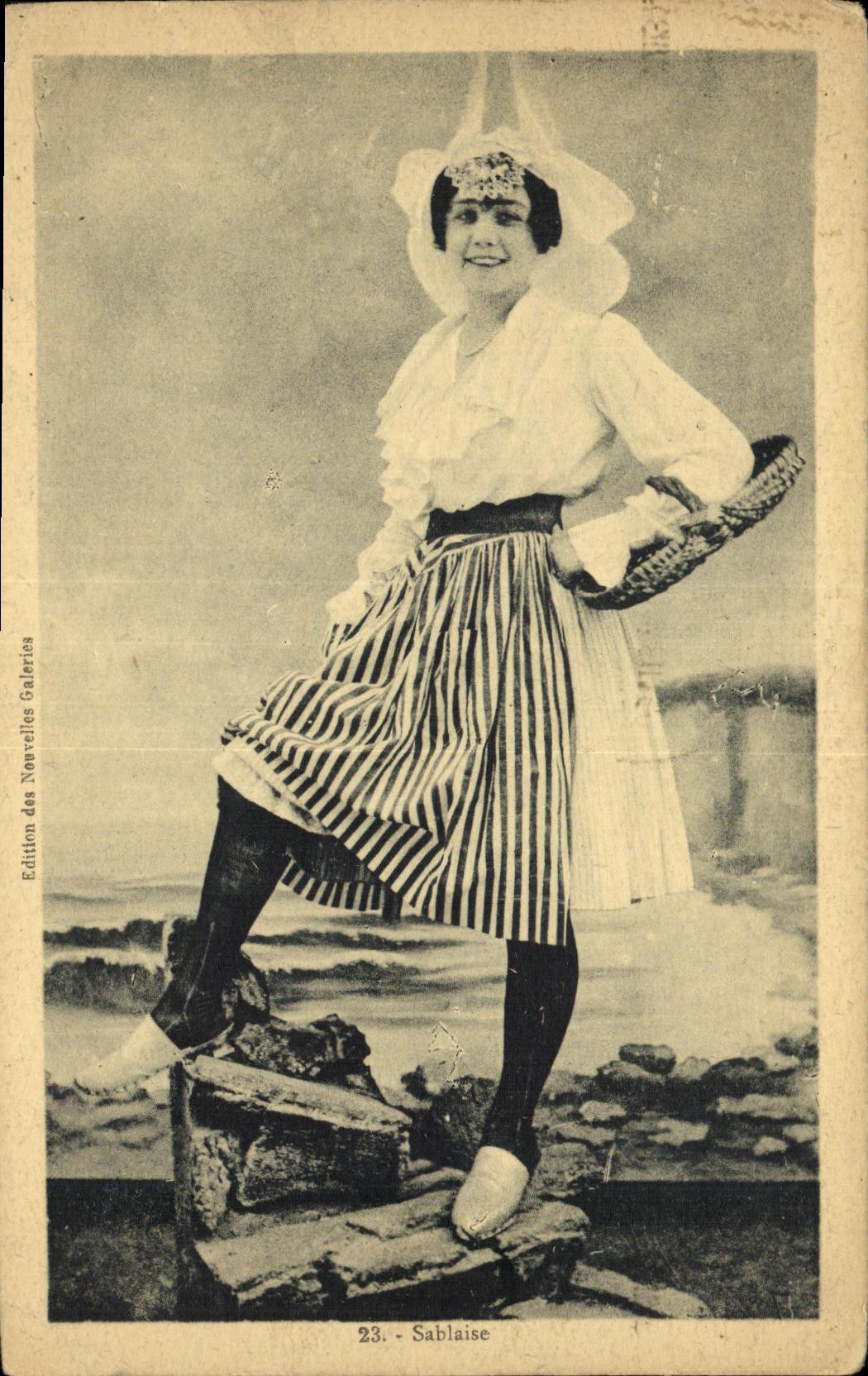 Sablaïse — Femme en costume de plage — Édition des Nouvelles Galeries, n°23