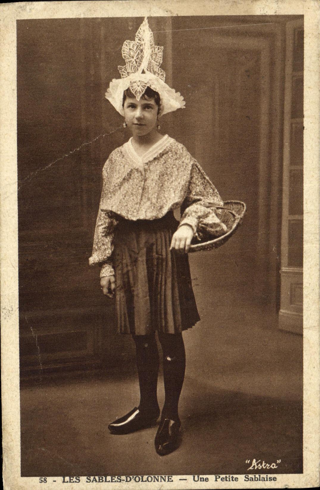 CPA Les Sables D Olonne Une Petite Sablaise Enfant Folklore Coiffe