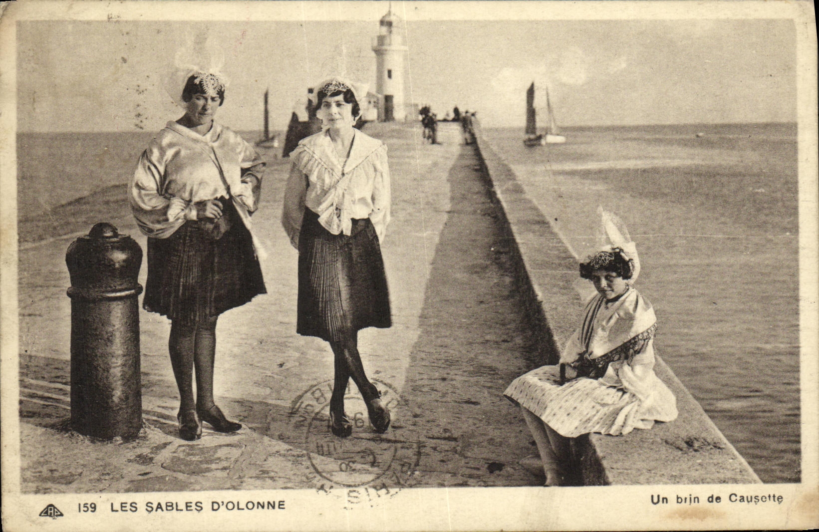 CPA Les Sables D Olonne Une Brin de Causette Femmes Folklore Costumes