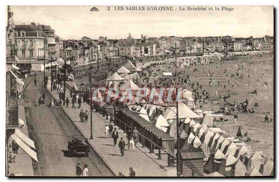 CPA Les Sables D Olonne Le Remblai Et La Plage 