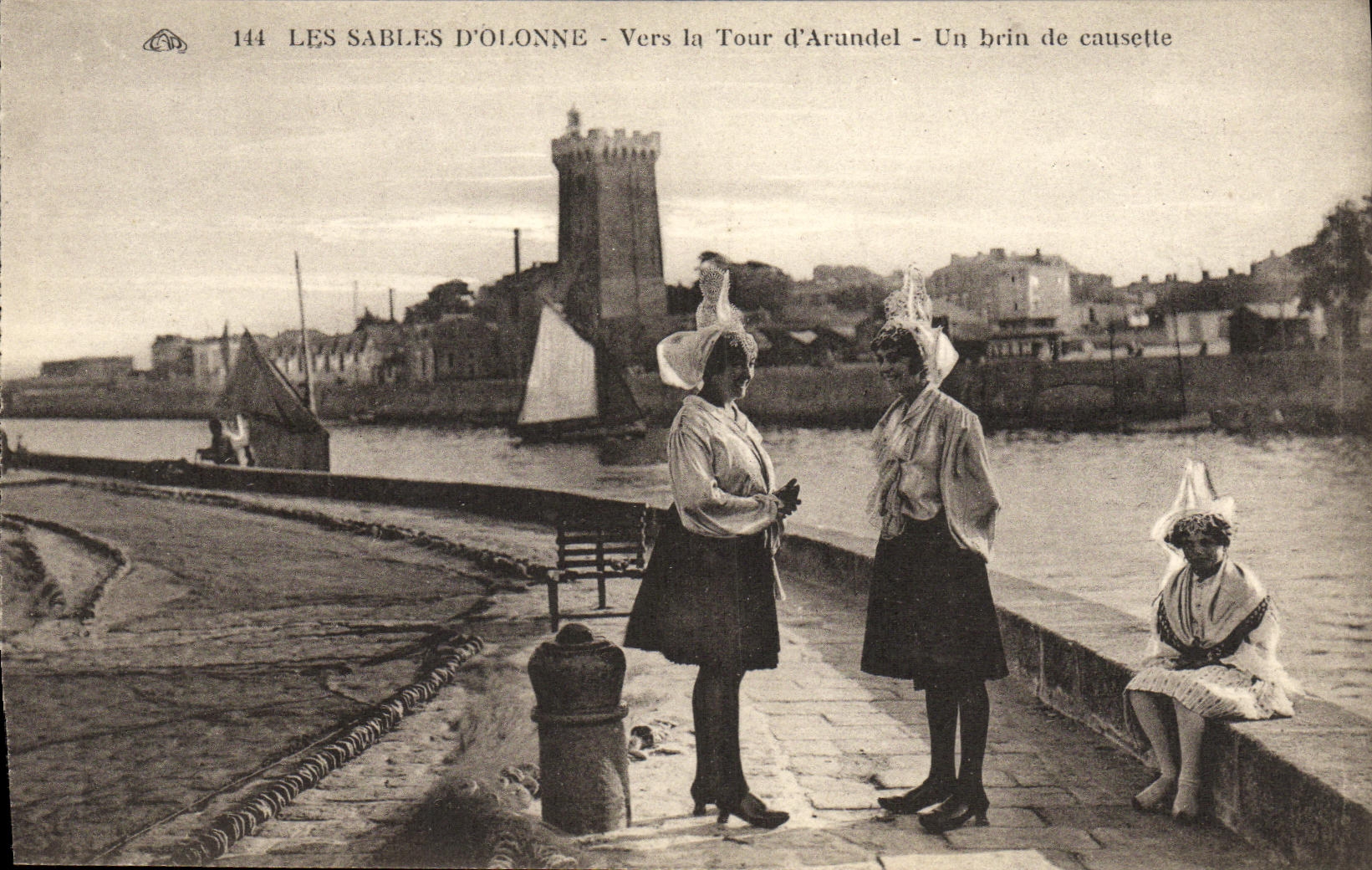 CPA Les Sables D Olonne Vers La Tour D Arundel Un brin de causette Sablasies Folklore costume 