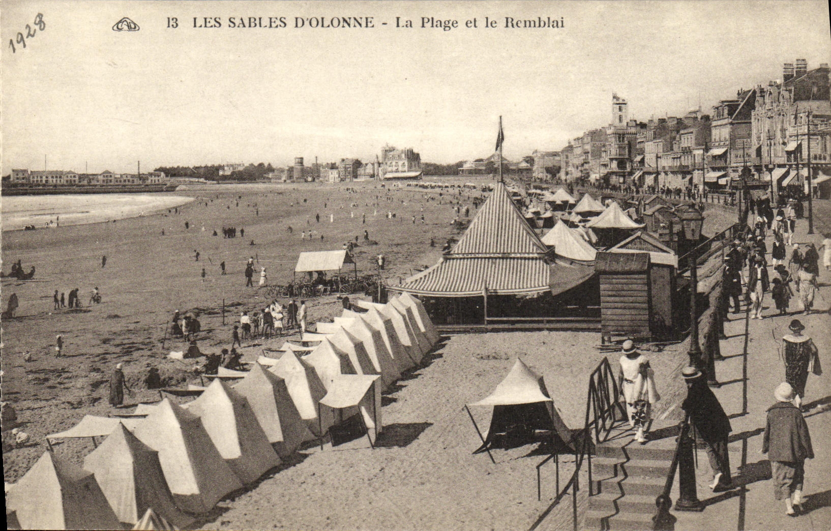 CPA Les Sables D Olonne La Plage et Le Remblai 