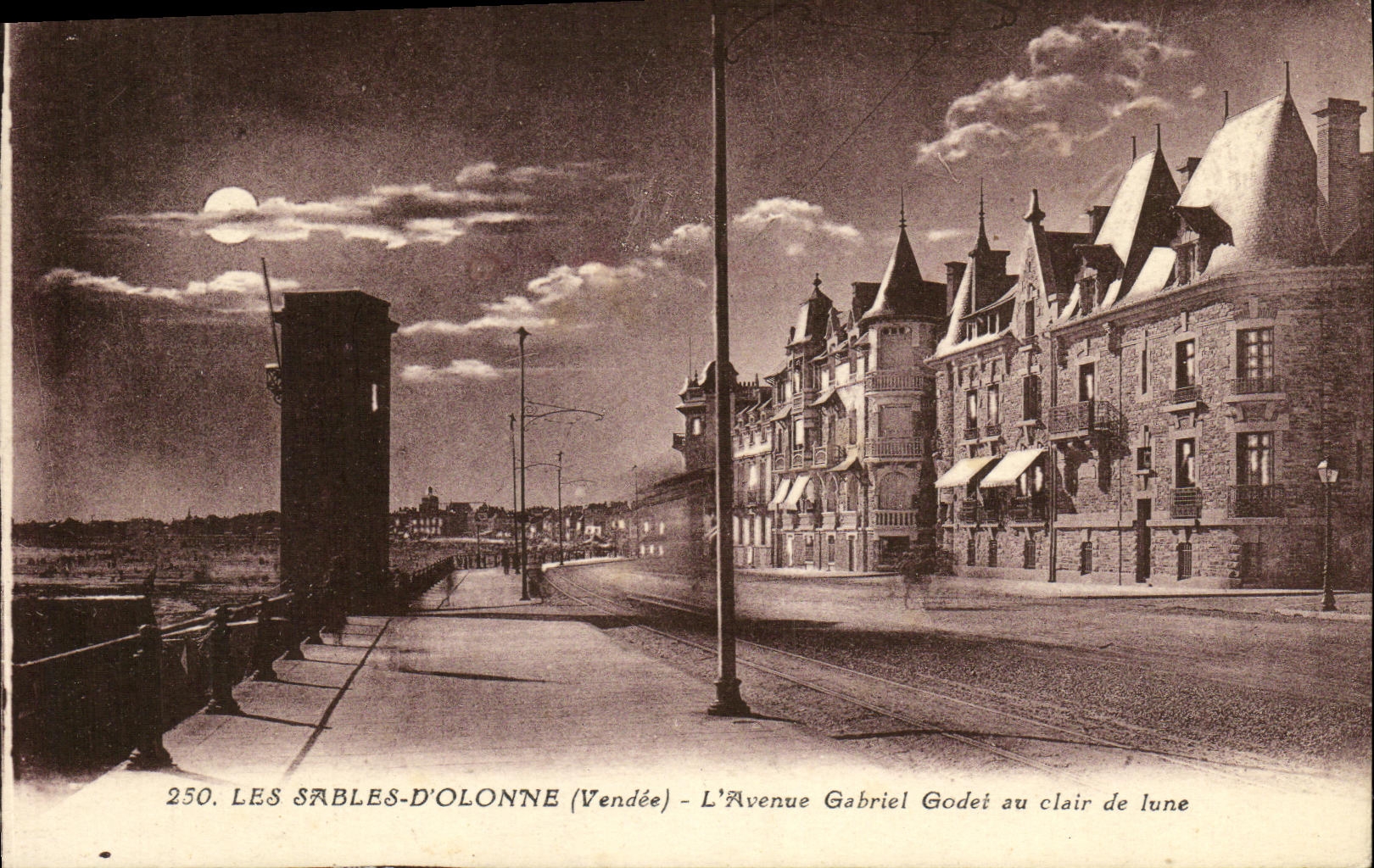 CPA Les Sables D Olonne L Avenue Gabriel Godet Au Clair de Lune 