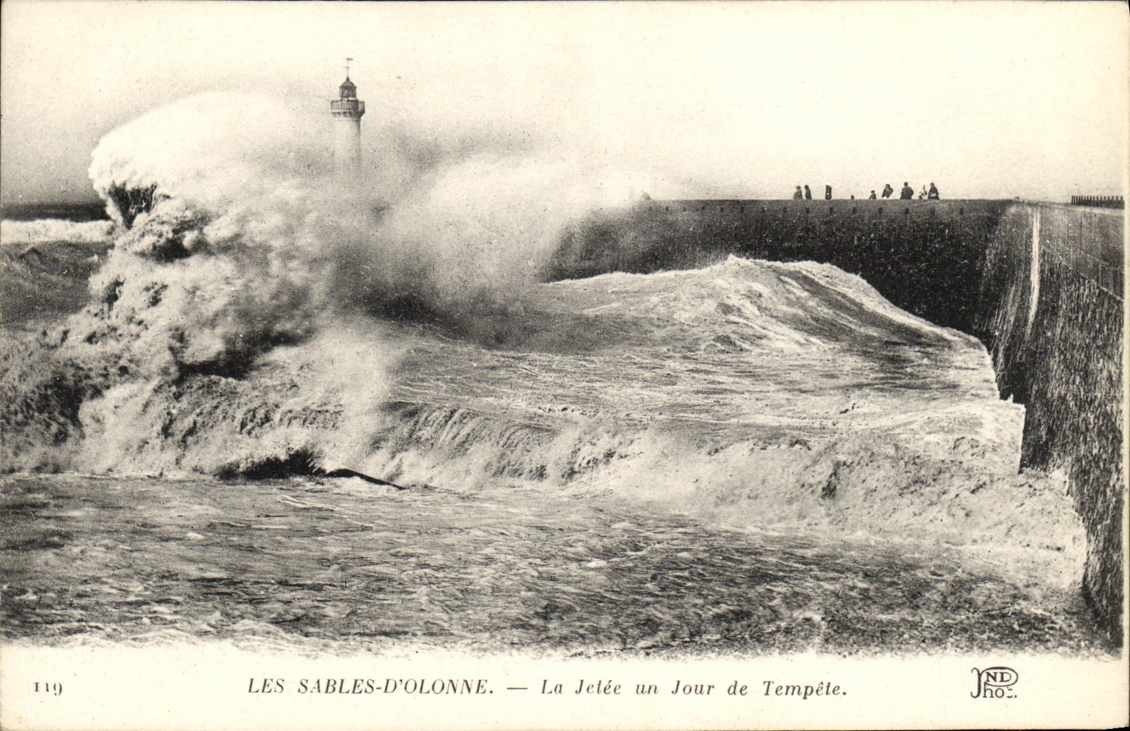 CPA Les Sables D Olonne La Jetee Un Jour de Tempete