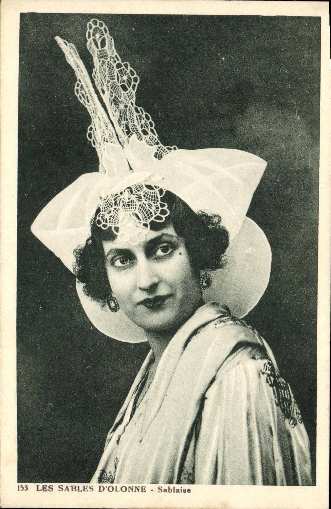 Les Sables d'Olonne - Sablaïse — femme en chapeau à dentelle — Édit. Marsaunt, n°153