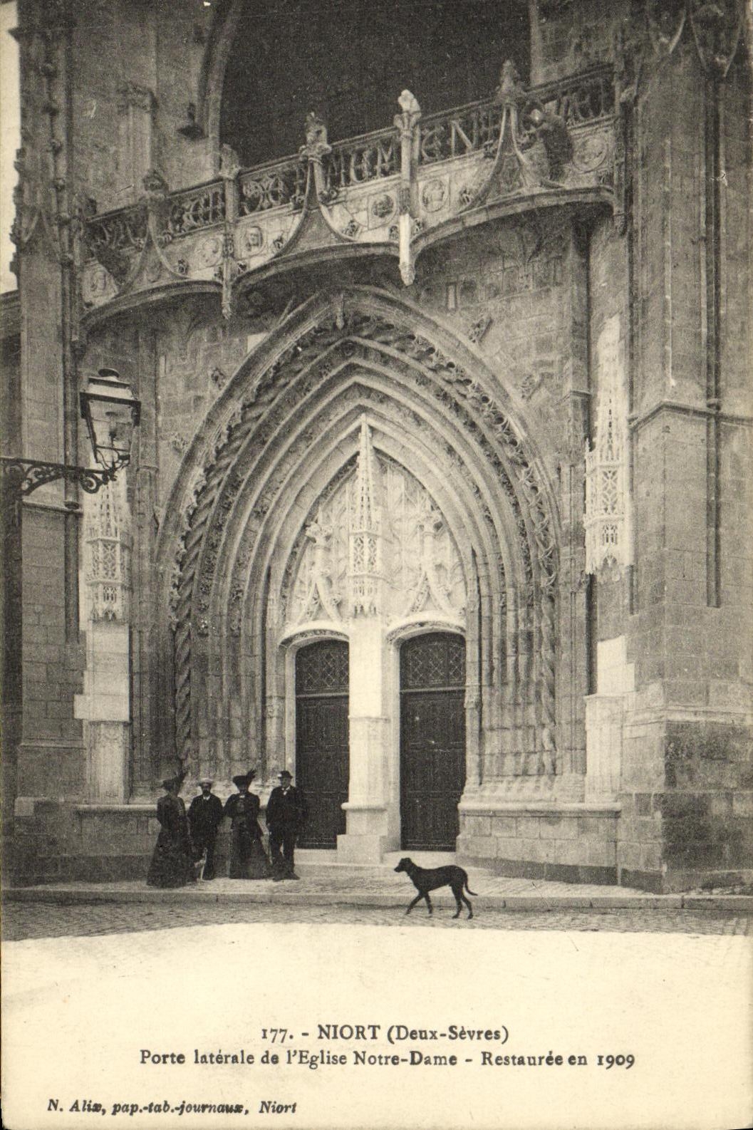 Niort (Deux-Sèvres) — Porte latérale de l'Église Notre-Dame — Restaurée en 1909 — N. Alias, pap-tab-journaux, Niort
