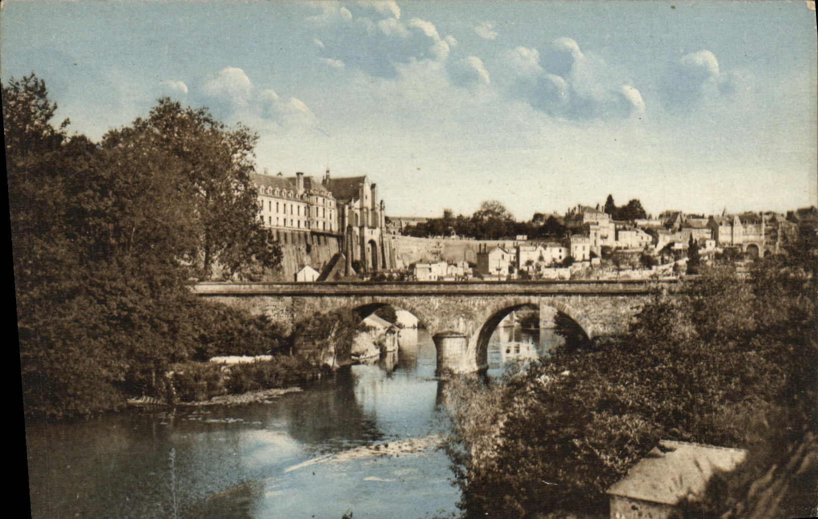 Thouars — Vue d'ensemble vers le Pont — R. Berquin, éditeur, 66, Rue des Merciers, La Rochelle