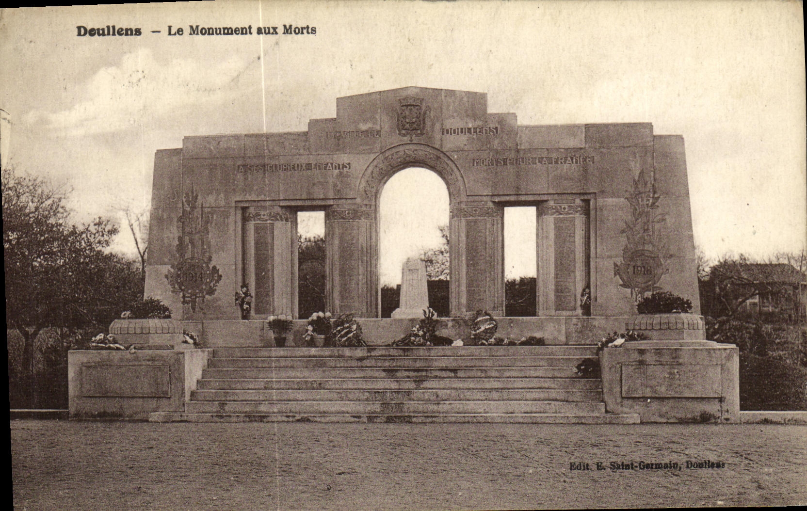 CPA Doullens Le Monument Aux Morts Militaria
